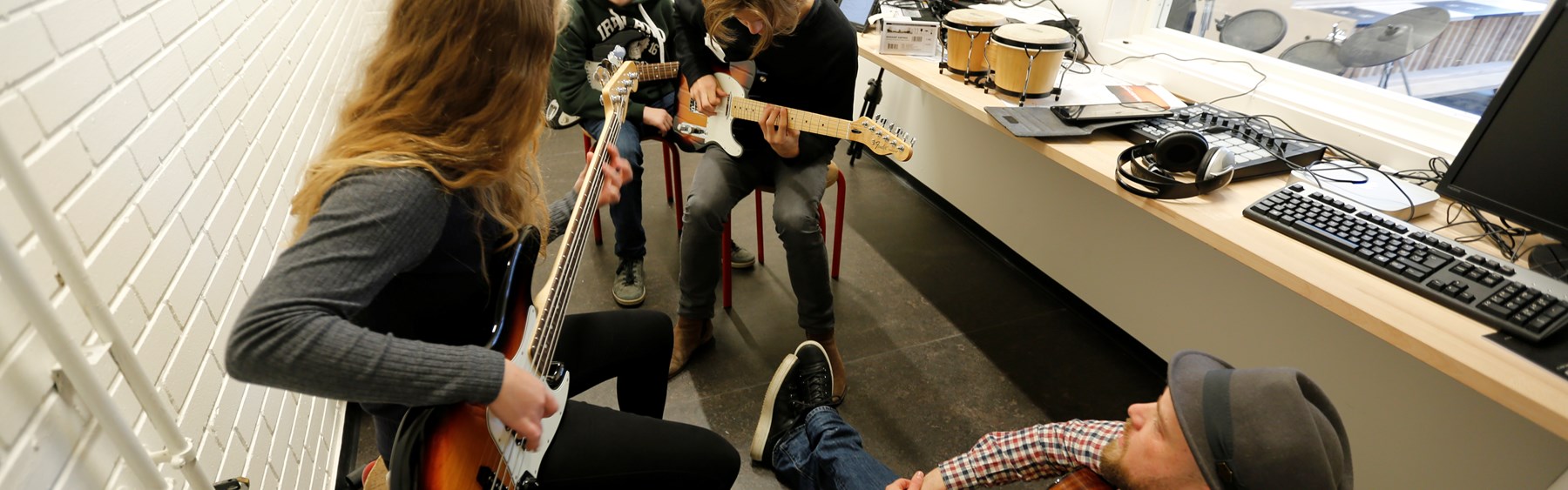 Fire personer spiller på instrumenter